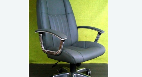 Перетяжка офисного кресла кожей. Калининград